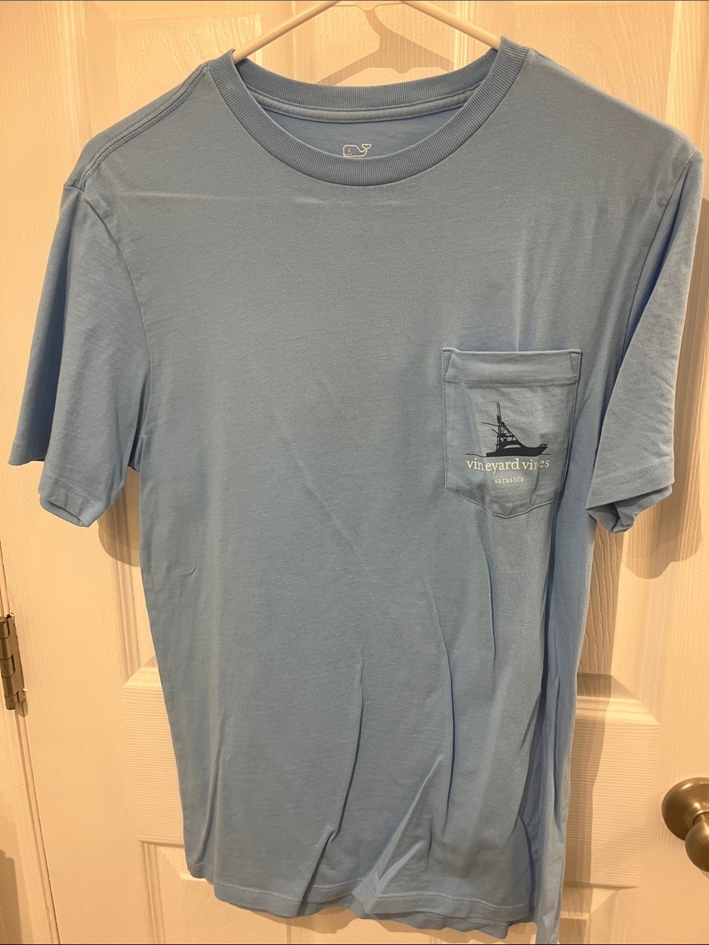 Vineyard Vines Men's Sky Blue Pocket Tee with Sailboat Logo